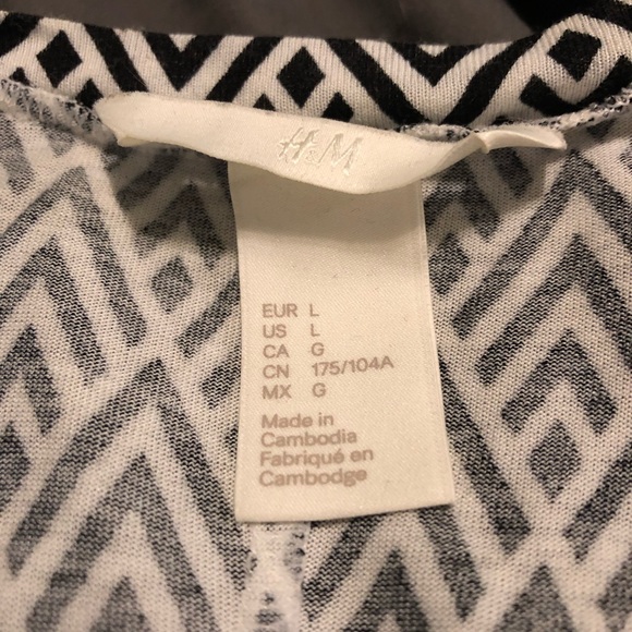 H&M pattern tee - Picture 2 of 2